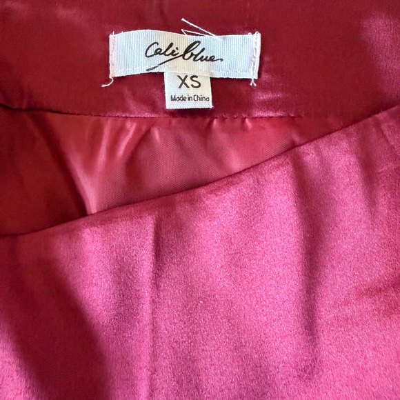 Elegant Wine Satin Midi Dress - Picture 5 of 5